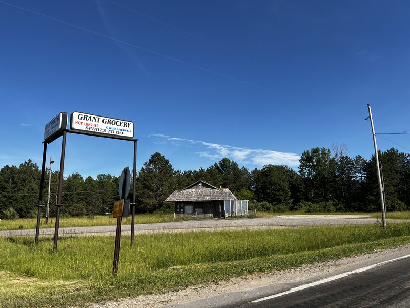 Grant Grocery (Janssens Party Store) - June 2022 (newer photo)